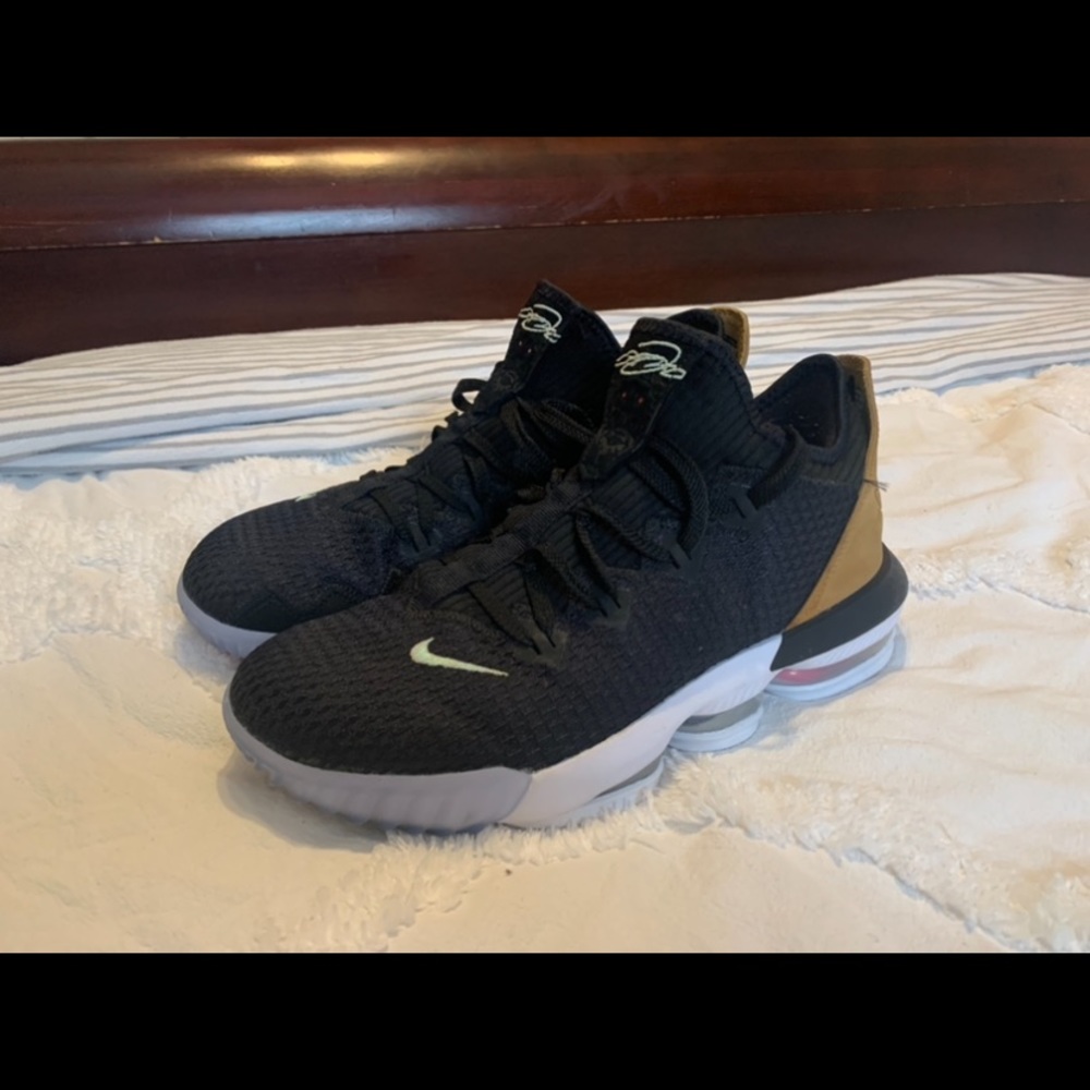 Lebron 16 Men’s Basketball Shoes